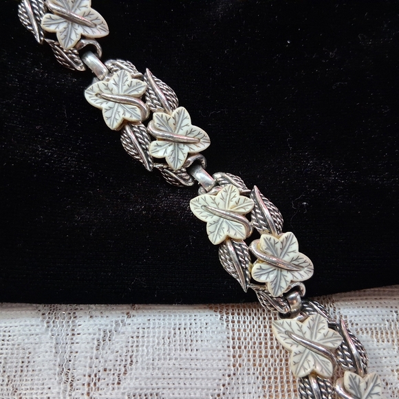 Vintage Boucher Bracelet Ivy Leaves In White Silver Tone Five Link - Picture 4 of 17